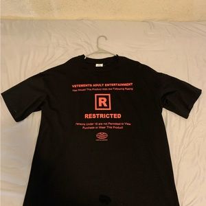 VETEMENTS 18+RESTRICTED TEE